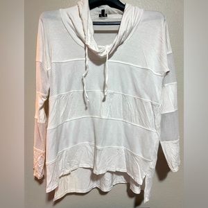 Cable and Gauge white soft knit and comfy top- size l